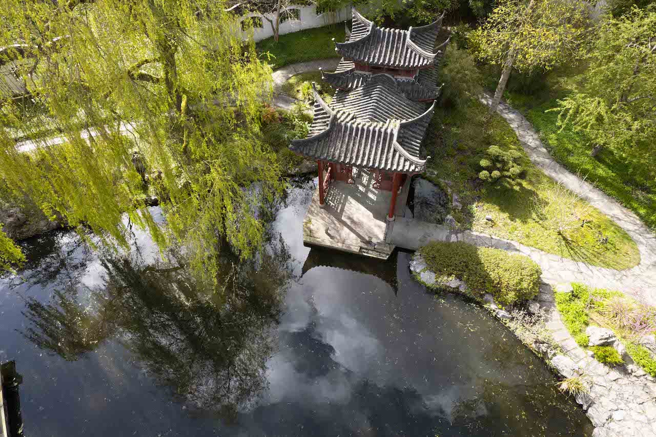 Chinese tuin paviljoentje aan het water kopie