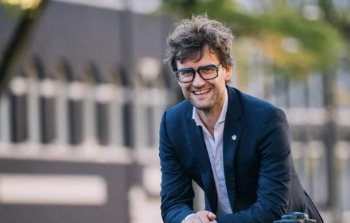 Wat kan het onderwijs met de ideeën van Levi van Dam over veerkrachtig opvoeden?