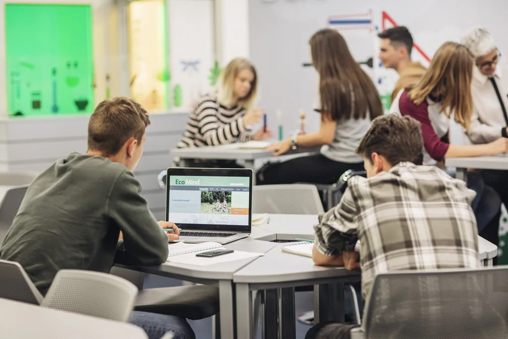 Laat scholen npo gelden inzetten voor een driejarige brugperiode van de onderwijsraad