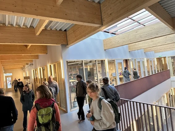 Groep luistert naar leerlingen