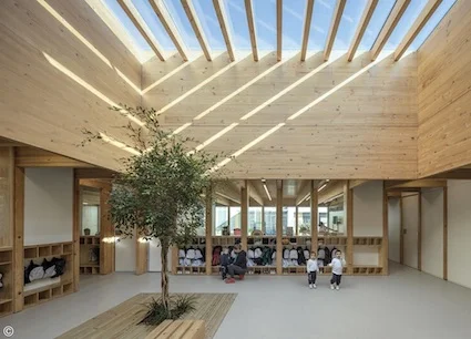 School in spanje met hout en veel licht