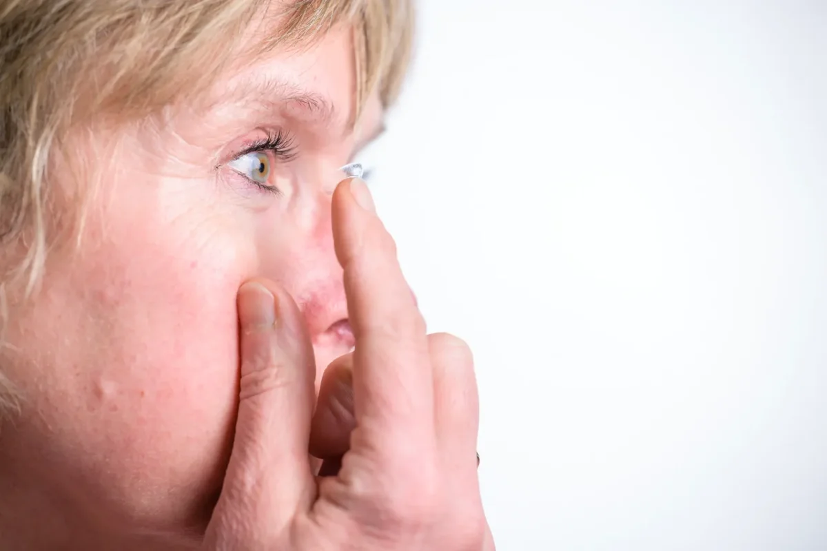 Vrouw zet een contactlens in haar oog