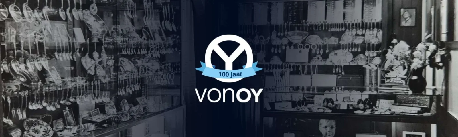 Logo Von Oy 100 jaar op een zwart-witfoto van de oude winkel