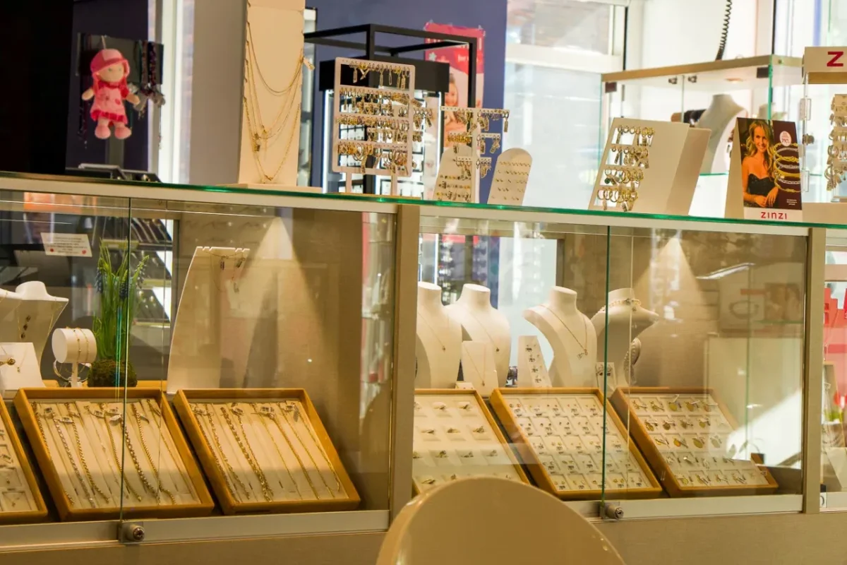 Vitrines met sieraden en brillen in de winkel van Von Oy