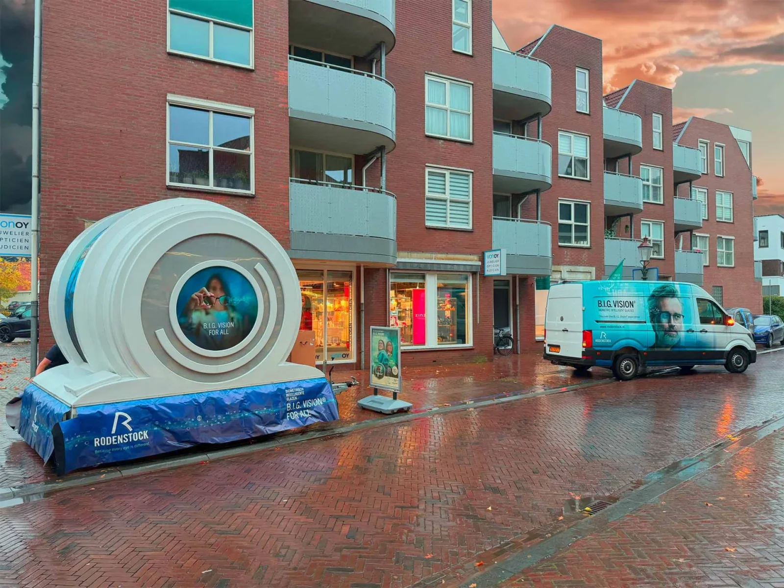 Groot opblaasbaar oog op straat voor de winkel van Von Oy tijdens de meetdagen