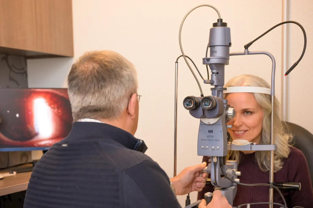 Opticien Cris van Von Oy onderzoekt met een spleetlamp de ogen van een klant