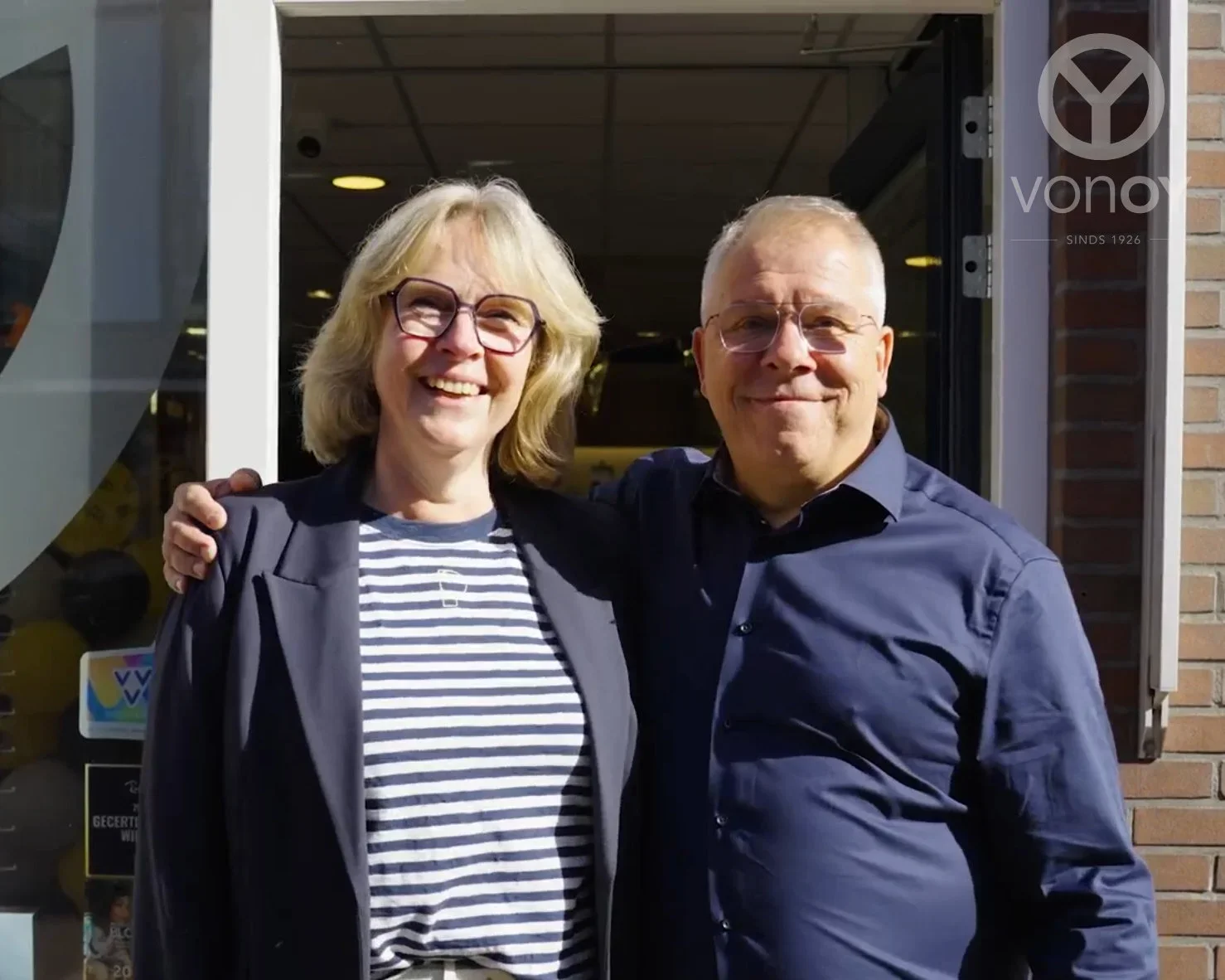 Susan en opticien Cris staan samen in de deuropening van de winkel van Von Oy