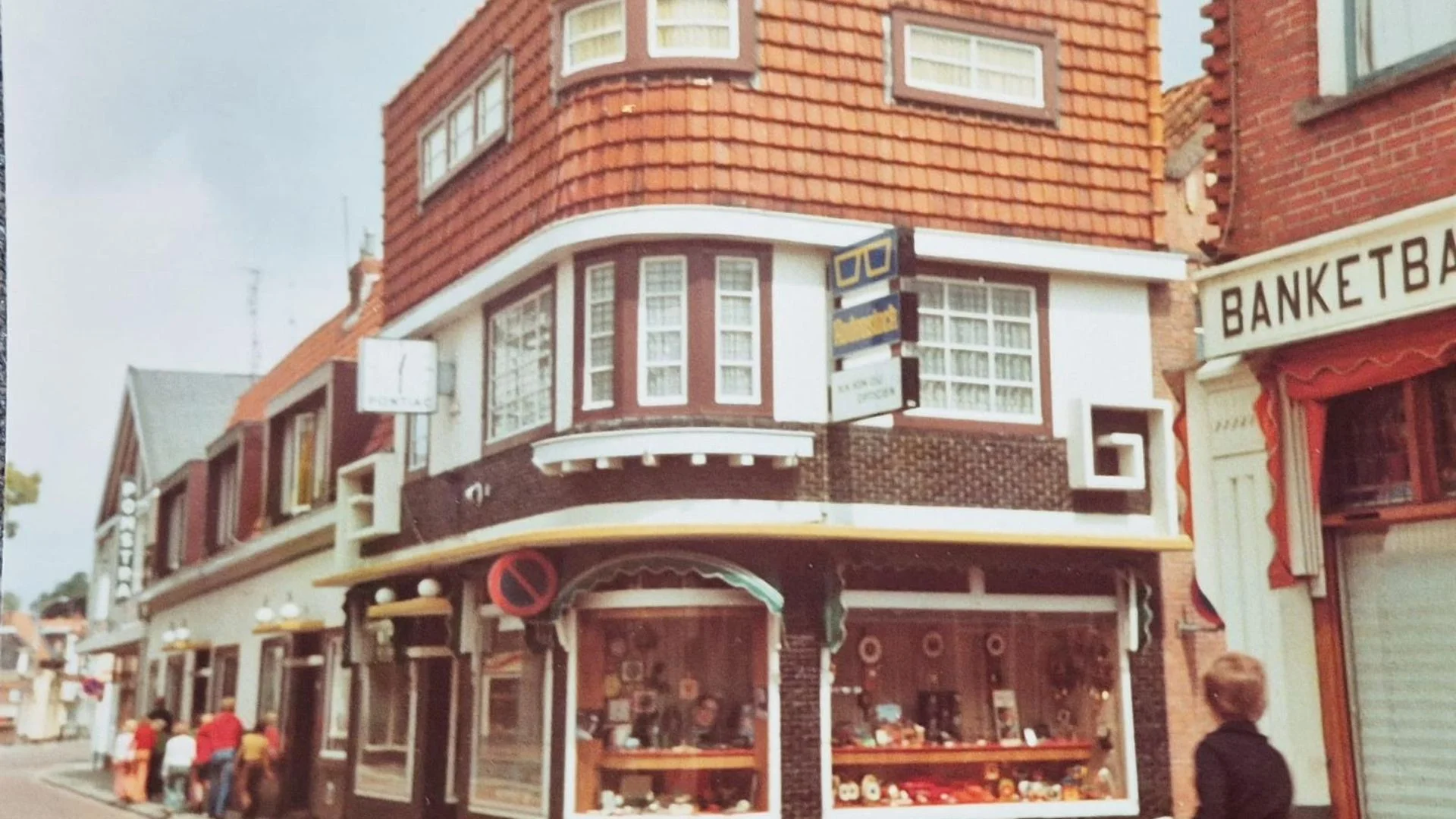 Winkelpand van Von Oy in Appingedam Het hoekpand van Von Oy in Appingedam, gezien vanaf de straat